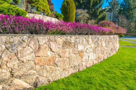 Pourquoi choisir l'enrochement pour am&eacute;nager votre jardin ?